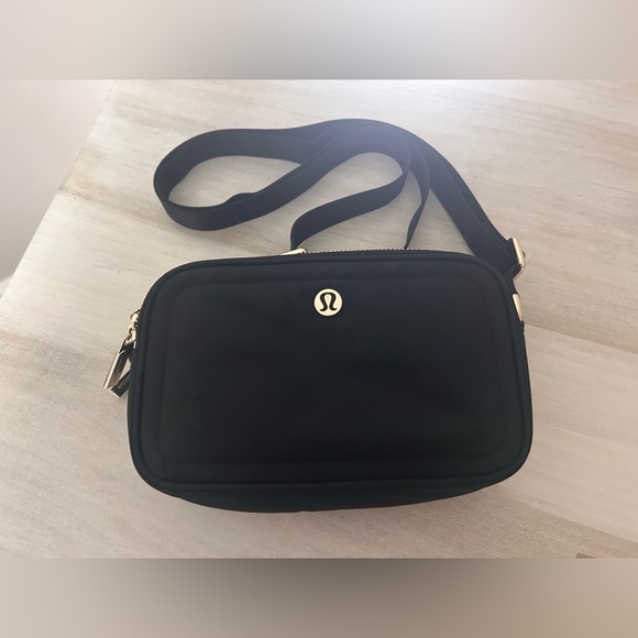 Lululemon Crossbody Camera Bag - 2L (black and gold) - Picture 3 of 7